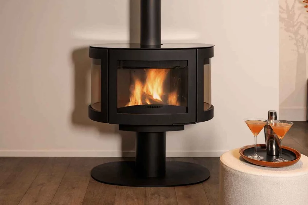 Poêle à bois Black Pearl sur pied, idéal pour les espaces sans mur porteur, avec technologie à double combustion